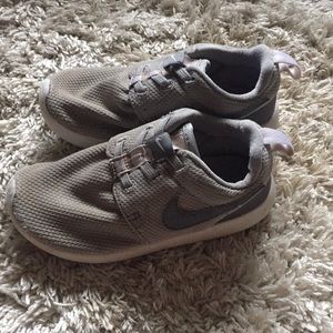 Nike roche shoes